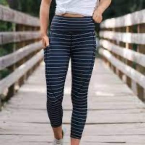 ZYIA Black Stripe Pocket Light n Tight With-Rise Capris 20'